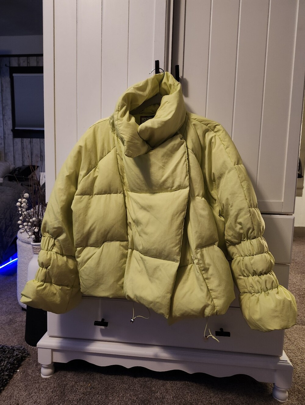 Mukzin White Duck Down Puffer Cropped Jacket in Light Lime - Women Sz M